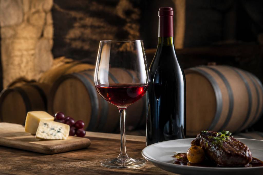 Burgundy wine : découvrir les grands crus de Bourgogne et l’art des accords mets-vins Burgundy wine : découvrir les grands crus de Bourgogne et l’art des accords mets-vins